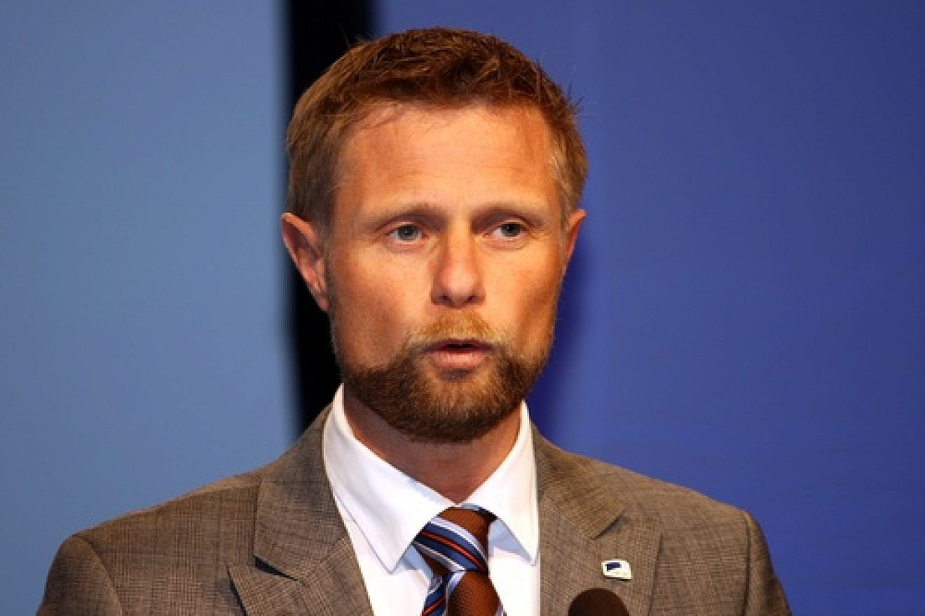 Norwegian Health Minister Bent Hoie, pictured here, last November announced that new legislation was in the pipeline to “regulate ritual circumcision.” Also in Scandinavia, last week the major medical associations in Sweden and Denmark recommended a ban on “non-medical”—i.e. religious—circumcision. Credit: Kjetil Ree via Wikimedia Commons.