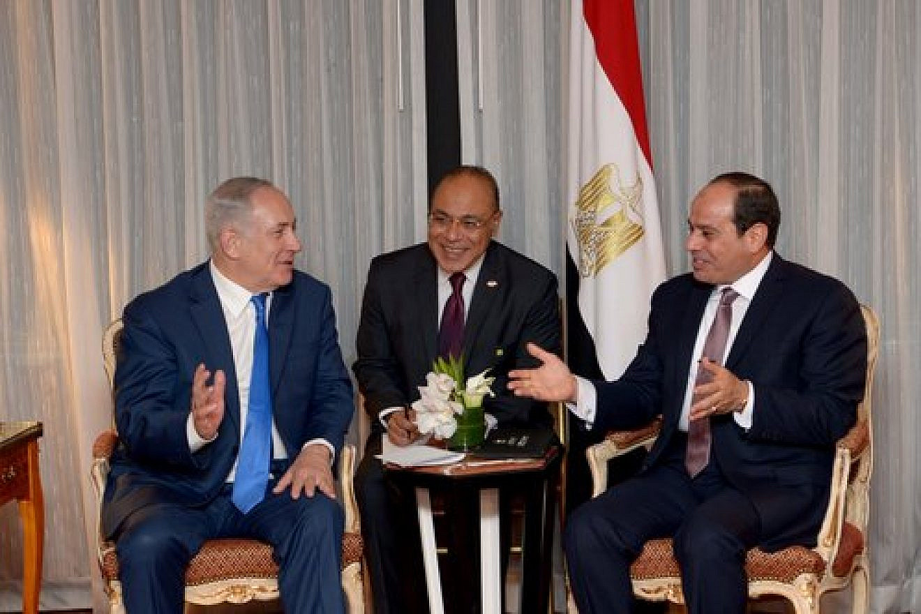 Israeli Prime Minister Benjamin Netanyahu meets with Egyptian President Abdel Fattah El-Sisi (right) in New York, Sept. 18, 2017. Credit: Avi Ohayon/GPO.