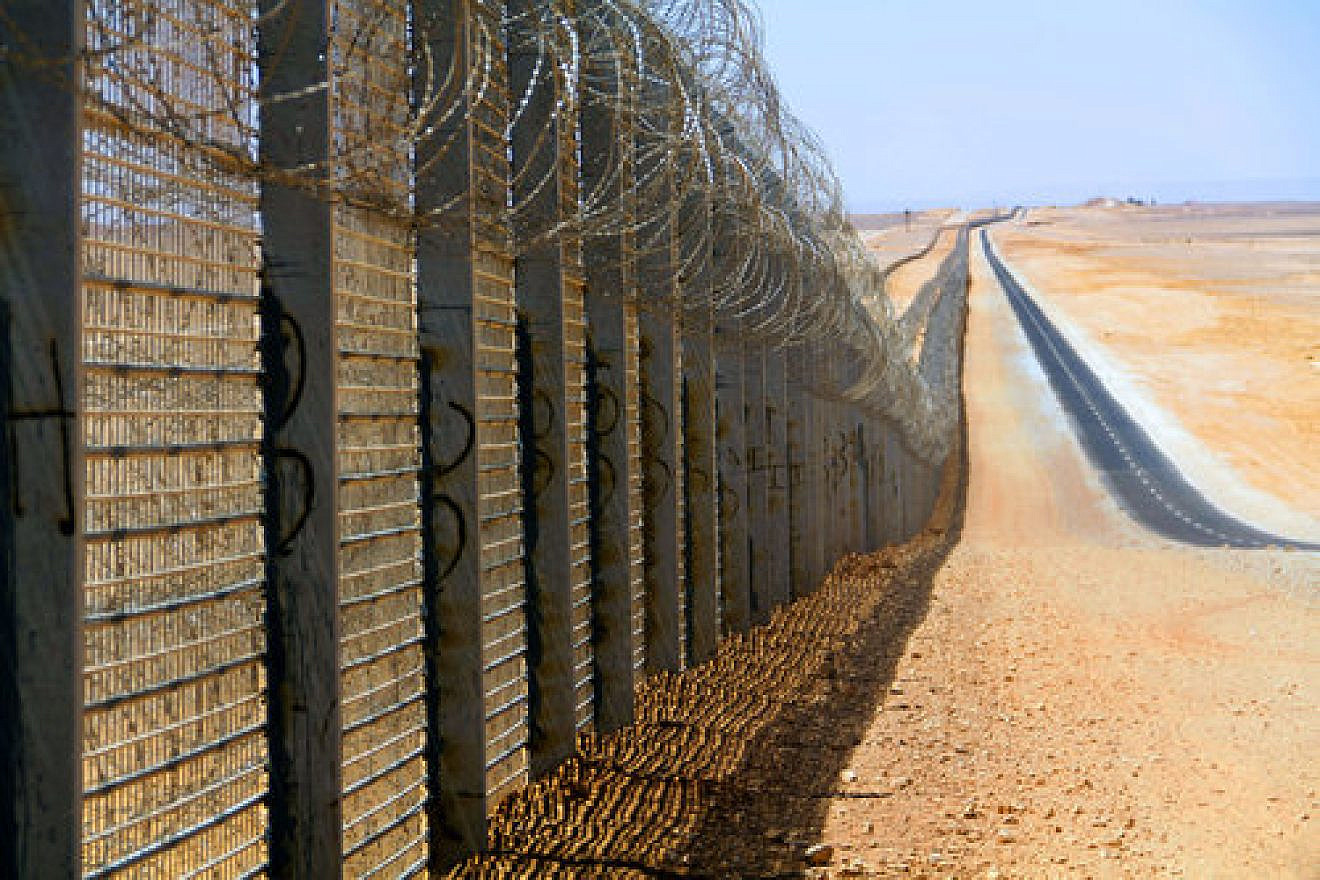 The Israeli security fence along Egyptian border, built in 2012. Credit: Idobi via Wikimedia Commons.