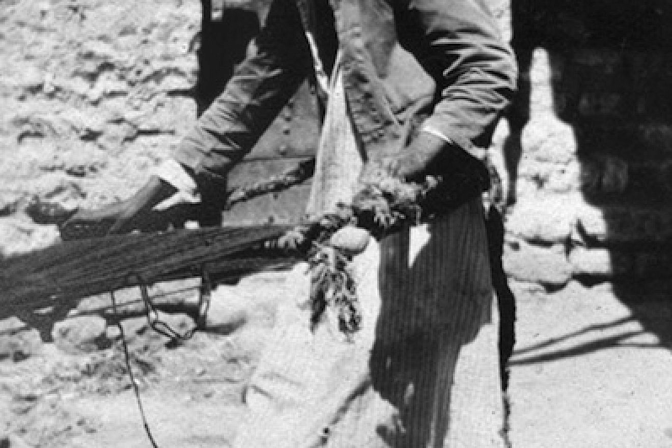 A Jewish weaver pictured in 1918 in the small town of Ramadi in Iraq. In 1941, the Jews of Baghdad, Iraq, were convulsed by a pogrom known as the Farhud. Credit: Wikimedia Commons.