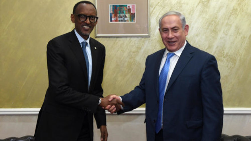 Israeli Prime Minister Benjamin Netanyahu (right) meets with Rwandan President Paul Kagame in Nairobi, Kenya, on Nov. 28. Credit: Haim Zach/GPO.