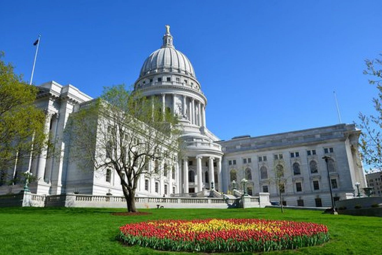 The Wisconsin State Capitol building. Credit: Vijay Kumar Koulampet via Wikimedia Commons.
