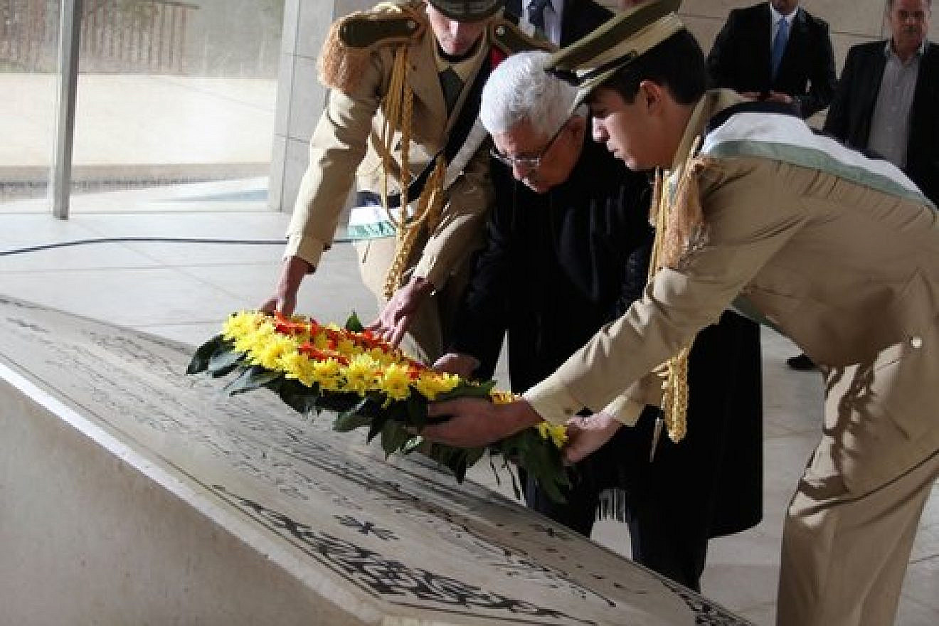 Palestinian Authority leader Mahmoud Abbas lays a wreath on the grave of late Palestinian leader Yasser Arafat in Ramallah, Nov. 11, 2012. Credit: Issam Rimawi/Flash90.