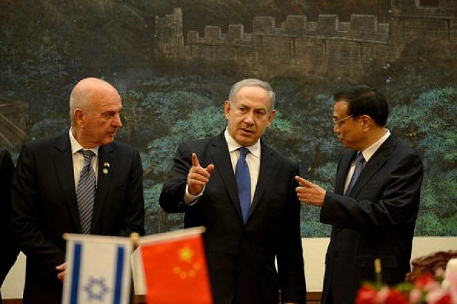 Israeli Prime Minister Benjamin Netanyahu (center) talks to China's Premier Li Keqiang (right) during a signing ceremony at the Great Hall of the People in Beijing on May 8, 2013. Photo: Avi Ohayon/GPO/Flash90.