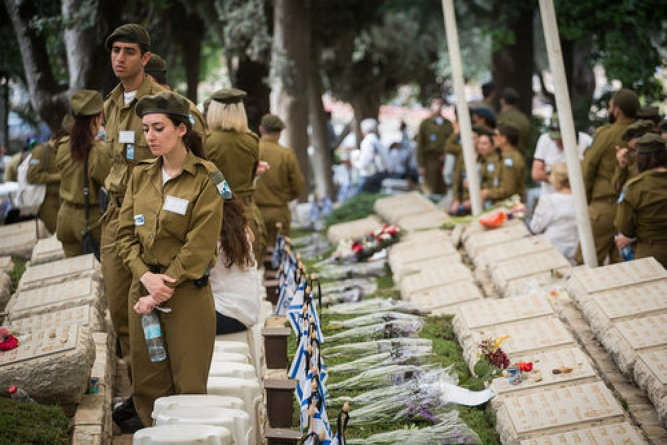 Israeli soldiers stand by the graves of the fallen at the Kiryat Anavim military cemetery on Yom Hazikaron (Memorial Day), on May 1, 2017. Credit: Hadas Parush/Flash90.