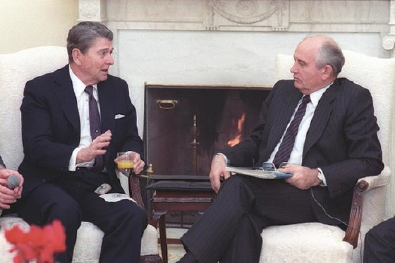 U.S. President Ronald Reagan and the Soviet Union’s final leader, Mikhail Gorbachev, at the White House in 1987. Credit: Fed Govt via Wikimedia Commons.