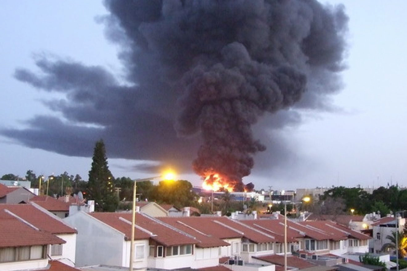 A burning factory in the southern Israeli city of Sderot that was hit by a rocket fired from Hamas-controlled Gaza on June 28, 2014. Credit: Natan Flayer via Wikimedia Commons.