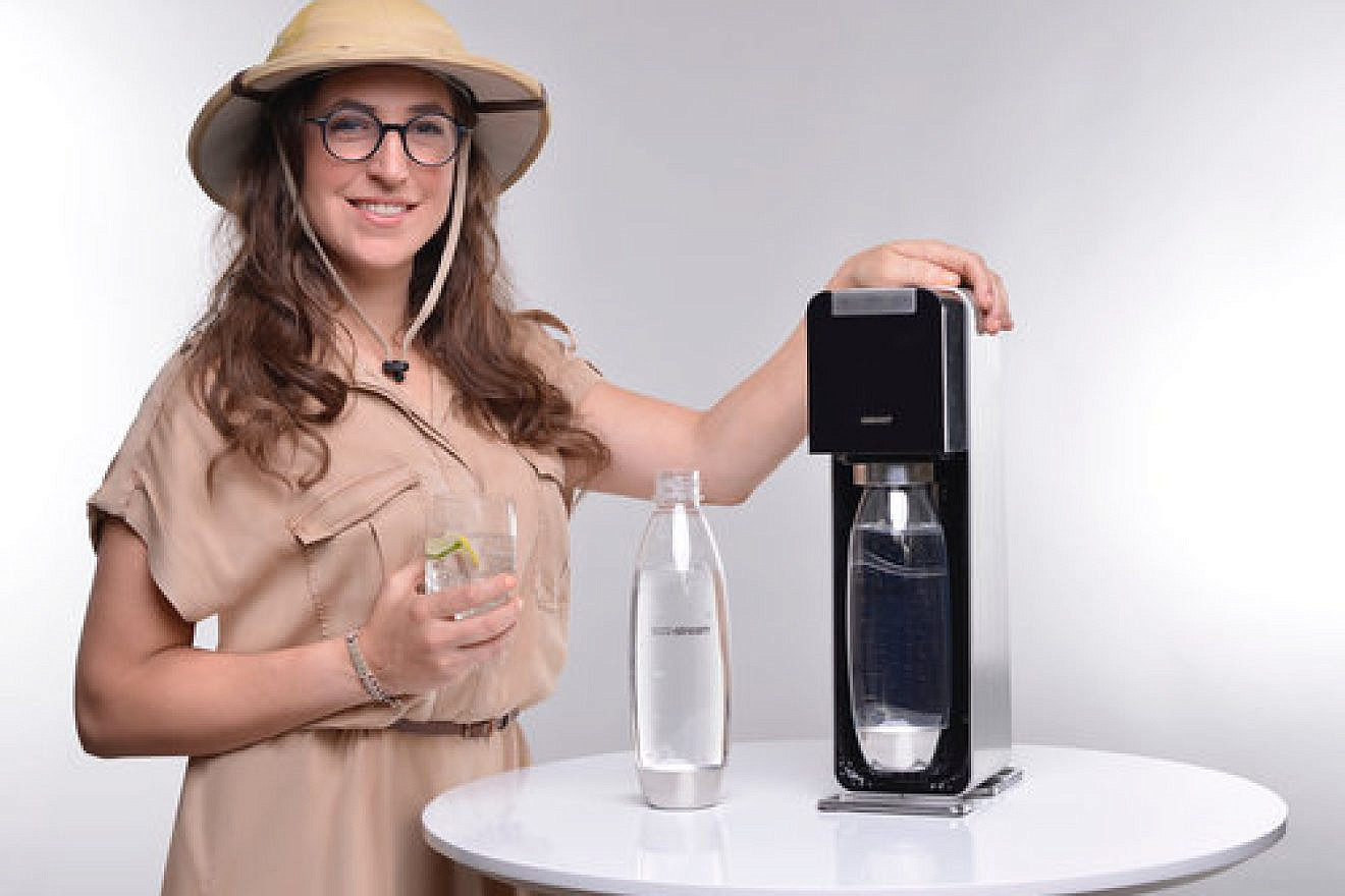 Mayim Bialik, star of the “Homoschlepiens” video campaign, with a SodaStream machine. Credit: SodaStream.