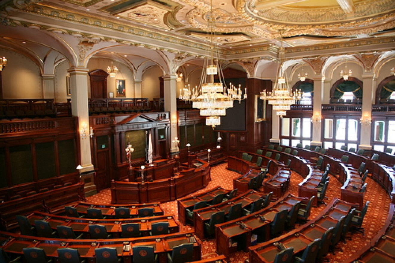 The chamber of the Illinois House of Representatives, which on Monday unanimously (102-0) passed legislation that bans state pension funds from including in their portfolios companies that participate in the Boycott, Divestment and Sanctions (BDS) movement against Israel. Credit: Daniel Schwen via Wikimedia Commons.