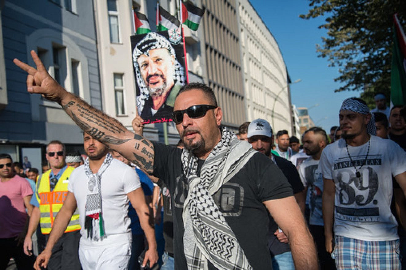 Demonstrators in Berlin carry a picture of Yasser Arafat in July 2014, protesting against the Israel Defense Forces’ “Operation Protective Edge” in Gaza. Credit: Boris Niehaus via Wikimedia Commons.