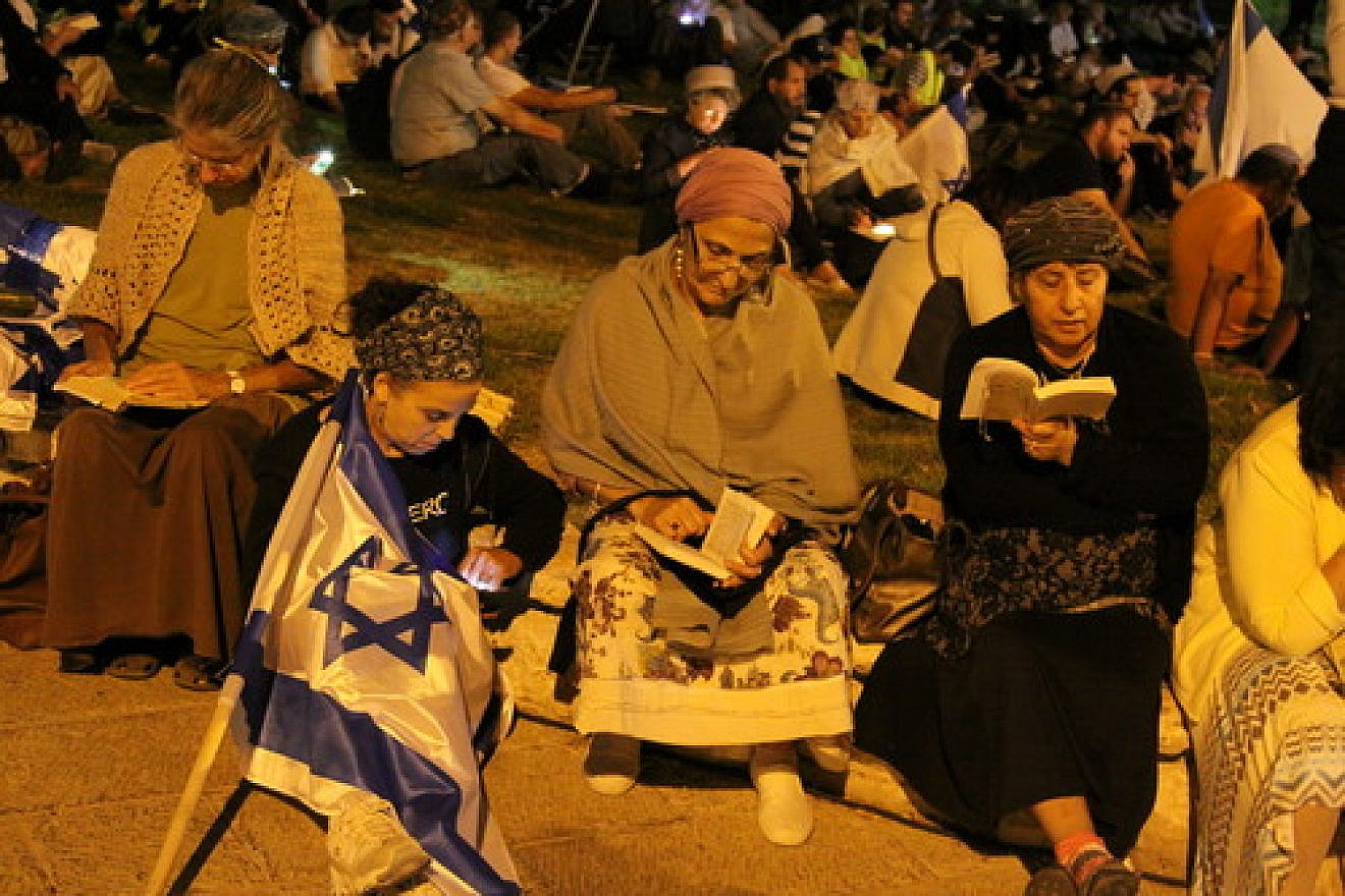 Click photo to download. Caption: On Aug. 4, 2014 in front of the American consulate in Jerusalem, the pictured reading of the Book of Lamentations (Megillat Eicha) on the eve of the Jewish fast day of Tisha B'Av drew 1,500. Who is protecting the American consulate when such gatherings take place? Palestinian security guards who might be former terrorists, according to a new report by Ynet. Credit: Gershon Elinson/Flash90.