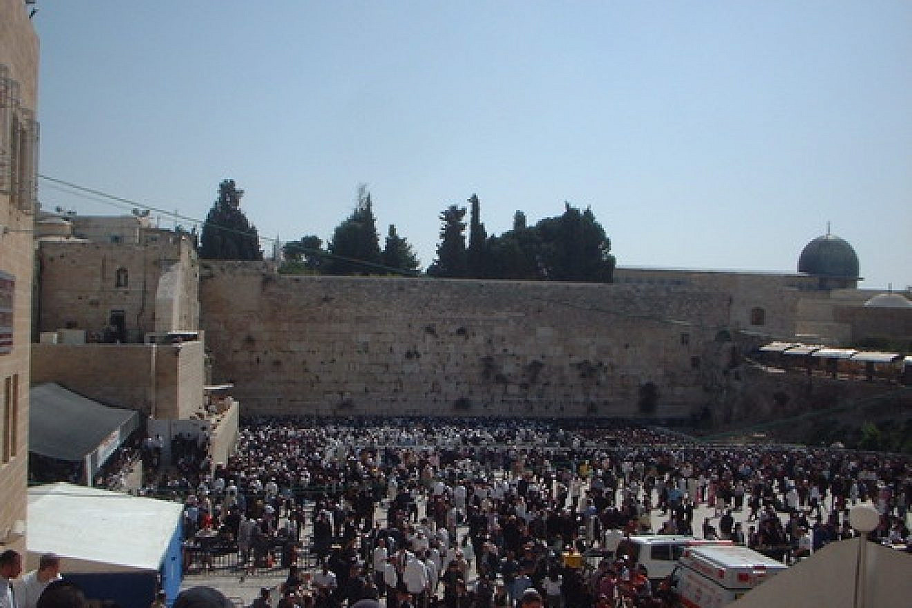 A large crowd gathers at the Western Wall on Passover to receive the priestly blessing, known as Birkat Kohanim. Credit: Wikimedia Commons.