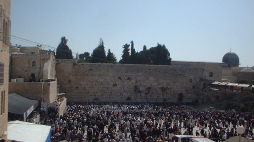 A large crowd gathers at the Western Wall on Passover to receive the priestly blessing, known as Birkat Kohanim. Credit: Wikimedia Commons.