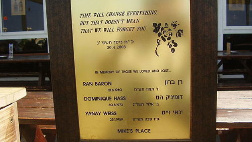 A memorial plaque for the victims of the 2003 suicide-bombing at Mike's Place in Tel Aviv. Credit: Avishai Teicher via Wikimedia Commons.