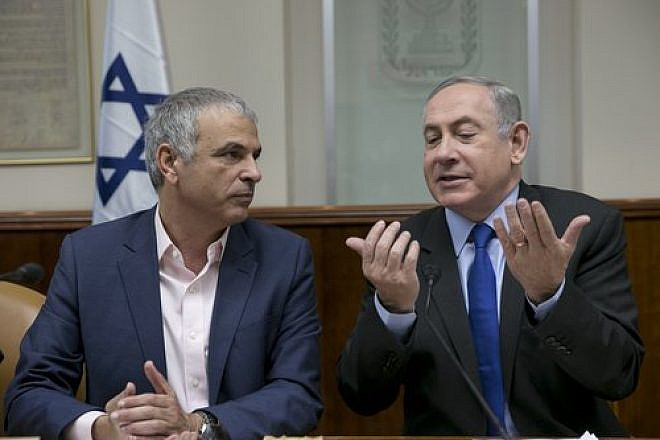 Israel's Finance Minister Moshe Kahlon (left) with Prime Minister Benjamin Netanyahu during a cabinet meeting in Jerusalem in 2017. Credit: Olivier Fitoussi/POOL/Flash90.
