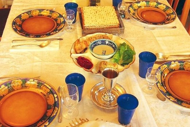 A Passover seder table. Susan Abeles received a five-day suspension for going AWOL from work during Passover, and was later forced into early retirement. Credit: Gilabrand via Wikimedia Commons.
