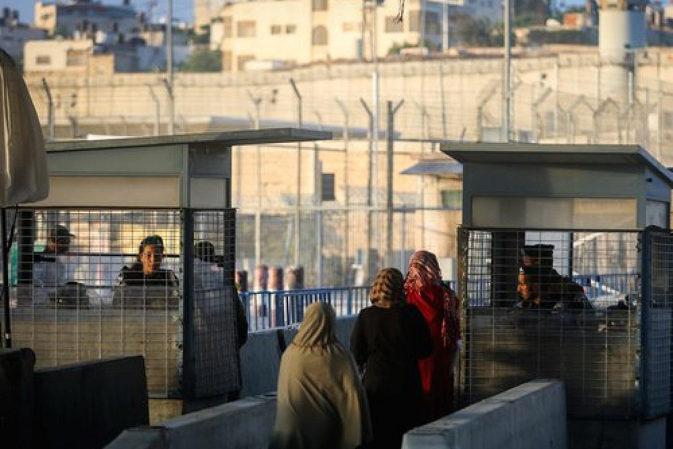 Palestinians cross the Kalandia checkpoint on their way into Jerusalem June 10, 2016. Credit: Flash90.