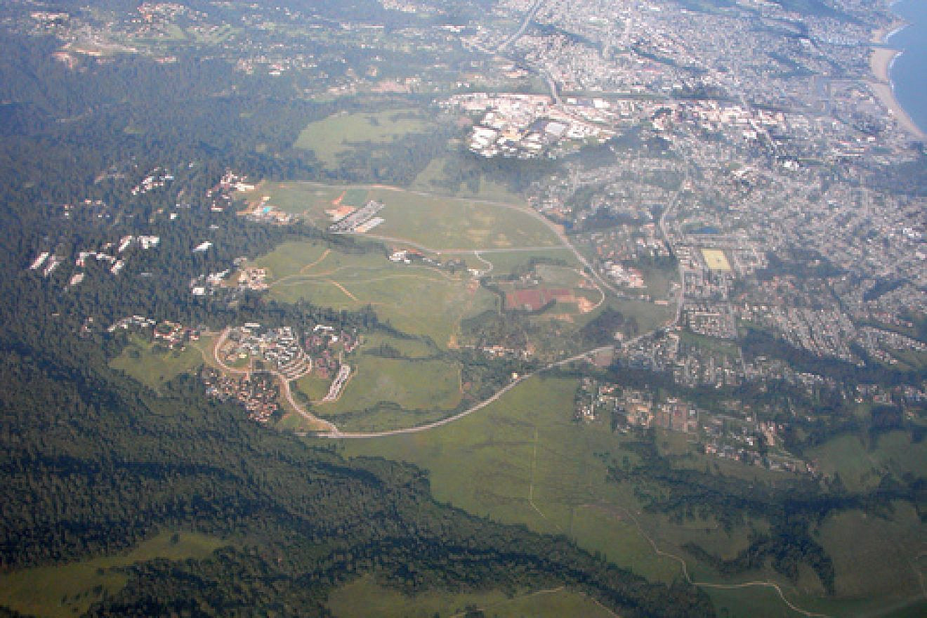 An aerial view of the UC Santa Cruz campus and others areas in Santa Cruz, Calif. Credit: Doc Searls via Wikimedia Commons.