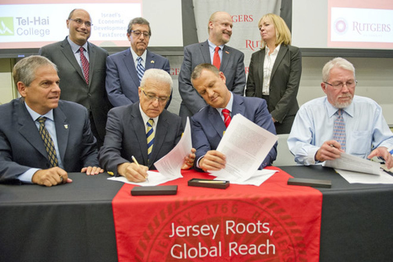 On Sept. 18 at Rutgers University in New Brunswick, N.J., Member of Knesset Erel Margalit (front, third from left) and incoming Tel-Hai College president Yossi Mekori (front, second from left) sign a memo of understanding to establish the New Jersey-Israel Healthy, Functional and Medical Foods Alliance between Rutgers and Tel-Hai. Credit: Ron Sachs.