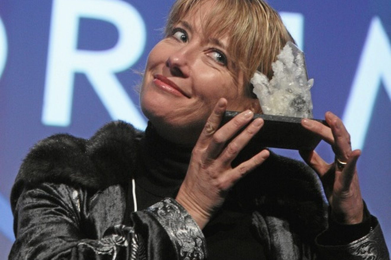 Click photo to download. Caption: Actress Emma Thompson presents the award she was given during the "Presentation of the Crystal Award" at the annual meeting of the World Economic Forum in Davos, Switzerland, in 2008. Credit: World Economic Forum.