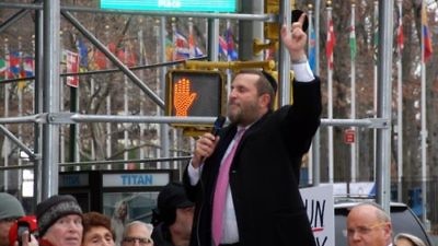 Rabbi Shmuley Boteach speaks at the Dec. 28 New York rally protesting the Obama administration's role in the U.N. vote against Israeli settlements. Credit: Maxine Dovere.