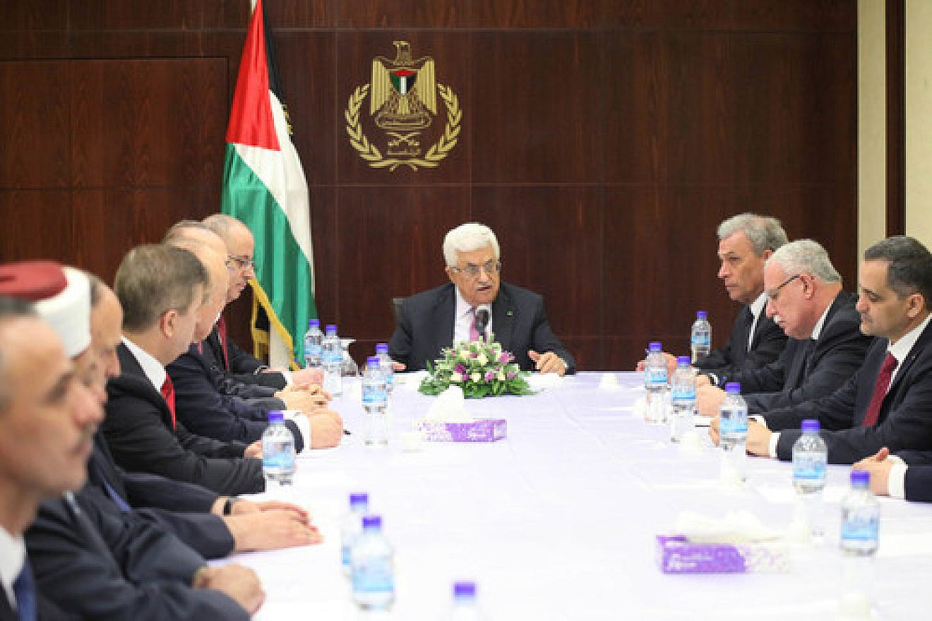 Palestinian Authority leader Mahmoud Abbas speaks to leaders of the now-collapsed Palestinian unity government between his Fatah Party and Hamas in Ramallah on June 2, 2014. Credit: Issam RImawi/Flash90.