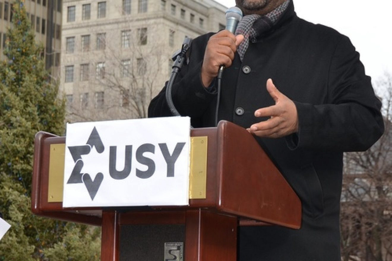 Click photo to download. Caption: Pastor Corey Brooks of the New Beginnings Church of Chicago speaks at the Dec. 26 “Praying With Our Feet” rally against gun violence organized by United Synagogue Youth (USY). Credit: USY.