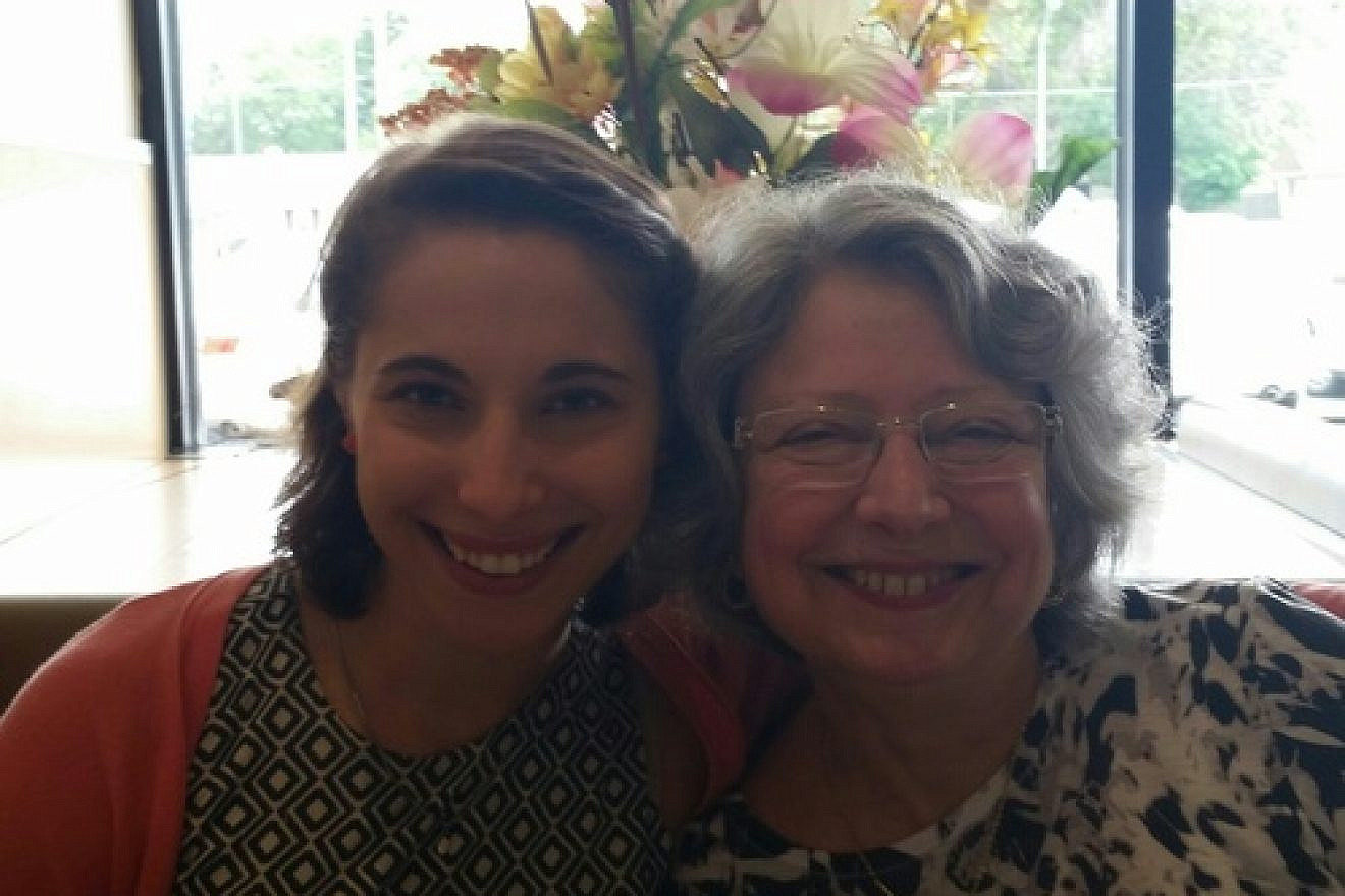 Click photo to download. Caption: Salomon Center for American Jewish Thought Fellow Eliana Rudee (left) and Senior Editor Joanie Berger enjoy lunch in Chicago. Credit: Paul Miller.