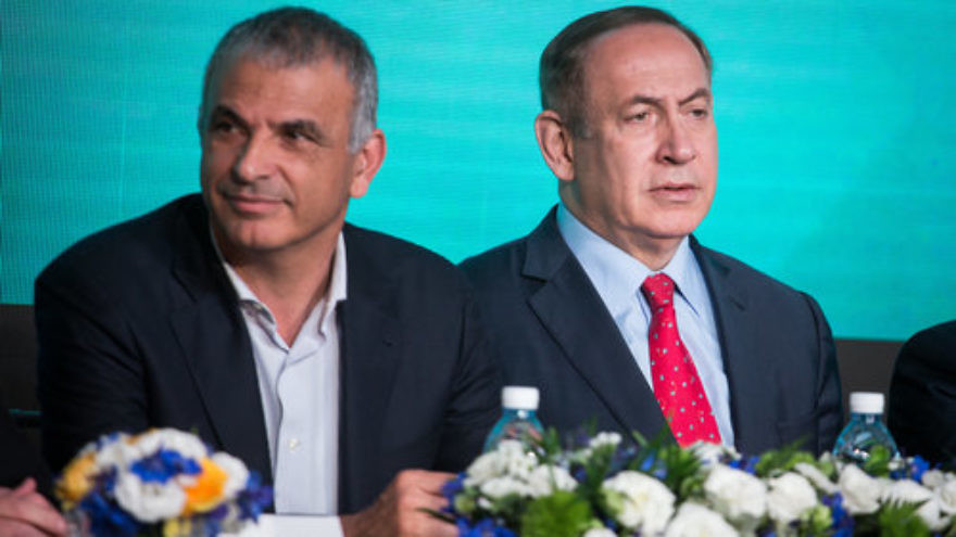 Israeli Finance Minister Moshe Kahlon (left) and Israel Prime Minister Benjamin Netanyahu on April 3, 2017. Credit: Hadas Parush/Flash90.