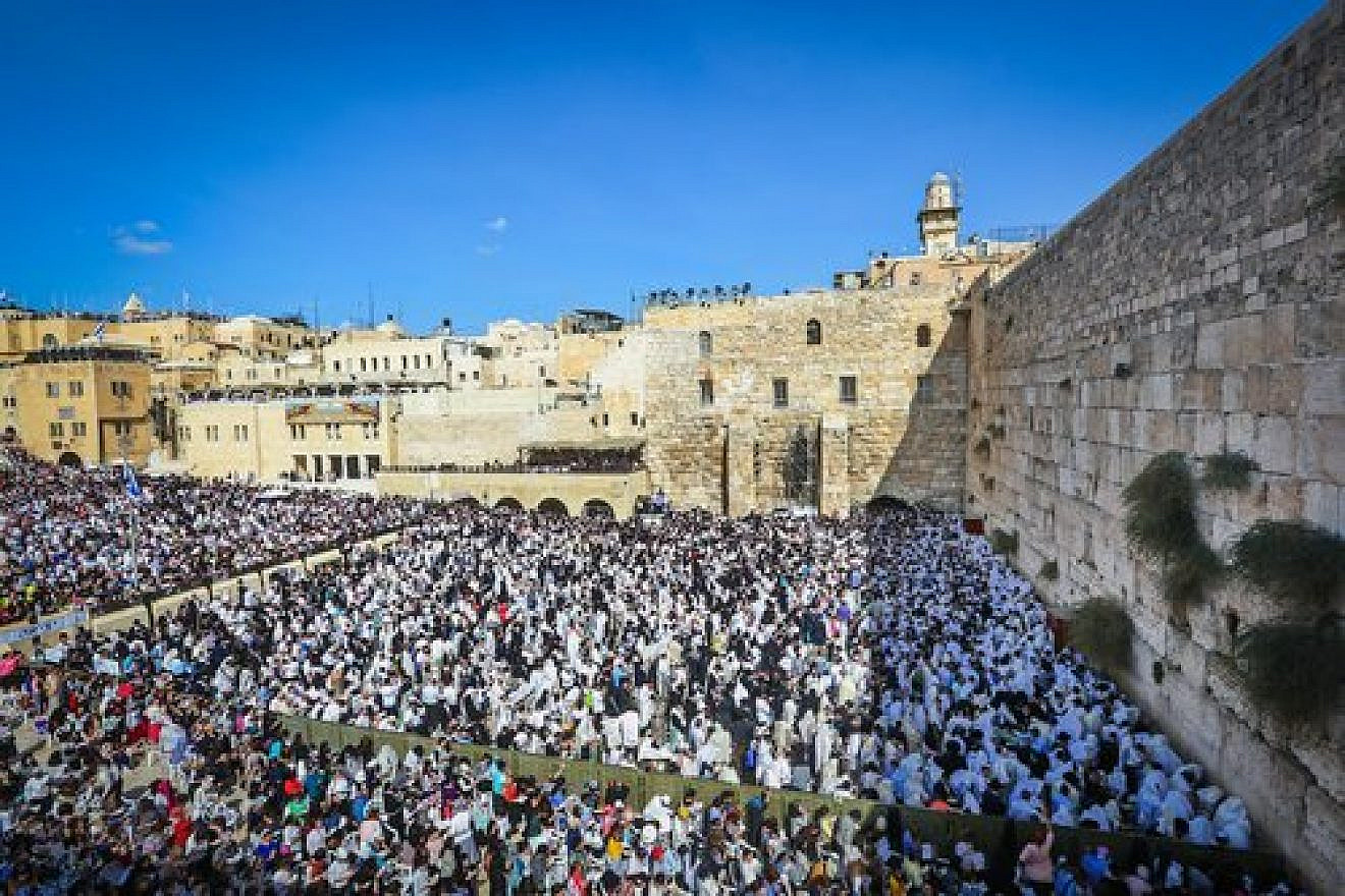 Jewish worshippers pack the area in front of Jerusalem’s Western Wall for the "Birkat Kohanim," or "Priestly Blessing," during the holiday of Sukkot on Oct. 8, 2017. Credit: Yaakov Lederman/Flash90.