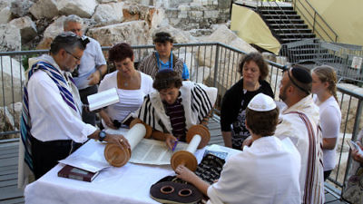 A mixed-gender Jewish prayer service at the Robinson’s Arch compound, near the Western Wall’s main worship area, in July 2014. Credit: Gershon Elinson/Flash90.