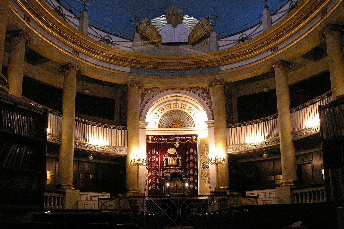 The interior of the Stadttempel, the main synagogue in Vienna, Austria. Credit: Wikimedia Commons.