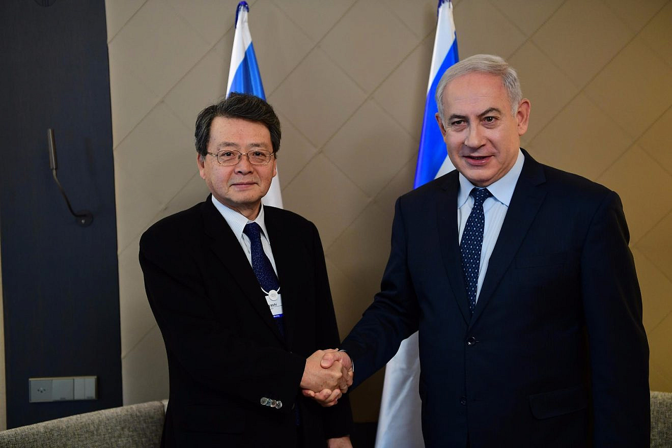 Israeli Prime Minister Benjamin Netanyahu (right) meets with Ken Kobayashi, chairman of the board of the Mitsubishi Corporation—Japan's largest trading company—on Jan. 25 at the World Economic Forum in Davos, Switzerland. Credit: Amos Ben-Gershom/GPO.