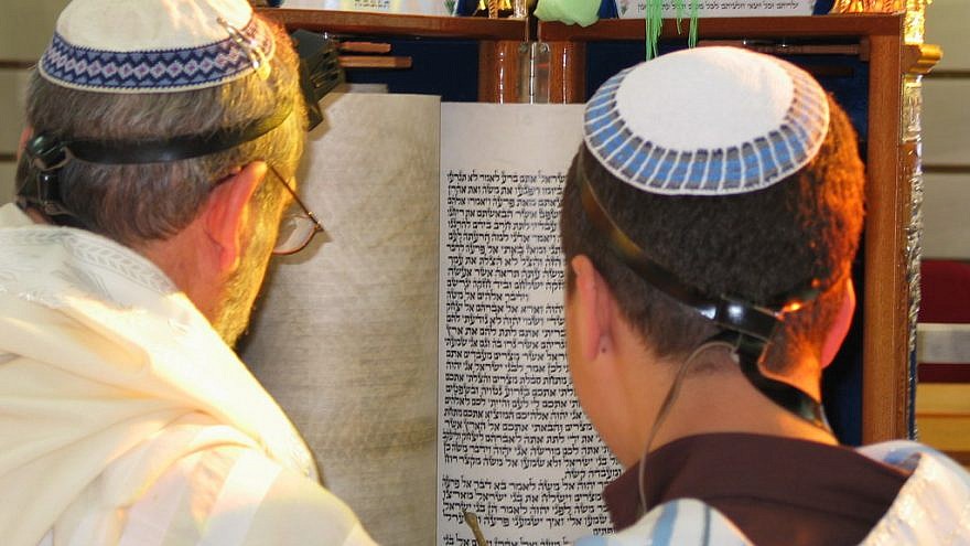 Reading from a Torah scroll in accordance with Sephardi tradition. Credit: Sagie Maoz via Wikimedia Commons.