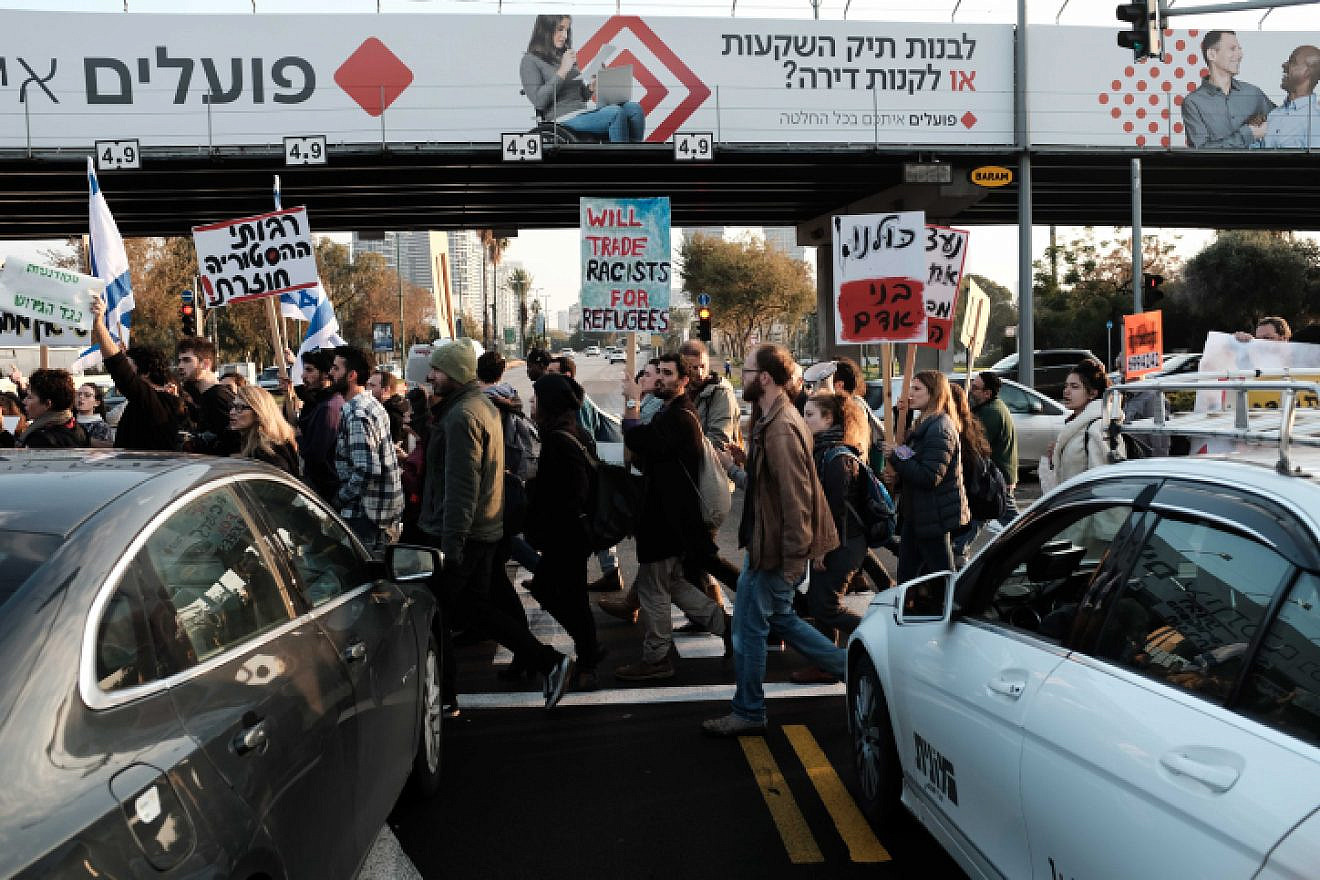 Students and teachers from Seminar Ha'kibuzim protest against the deportation of African asylum-seekers in Tel Aviv, Jan. 24, 2018. Photo by Tomer Neuberg/Flash90.