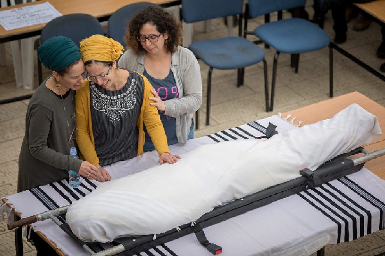 Miriam Ben Gal (center), wife of Rabbi Itamar Ben Gal, mourns near his body during his funeral in Har Bracha on Feb. 6, 2018. The rabbi was murdered when a Palestinian man stabbed him in a terror attack at the entrance to Ariel in the West Bank. Photo by Yonatan Sindel/Flash90