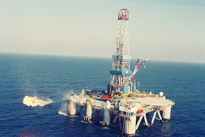 An Israeli offshore natural gas rig. Credit: Wikimedia Commons.
