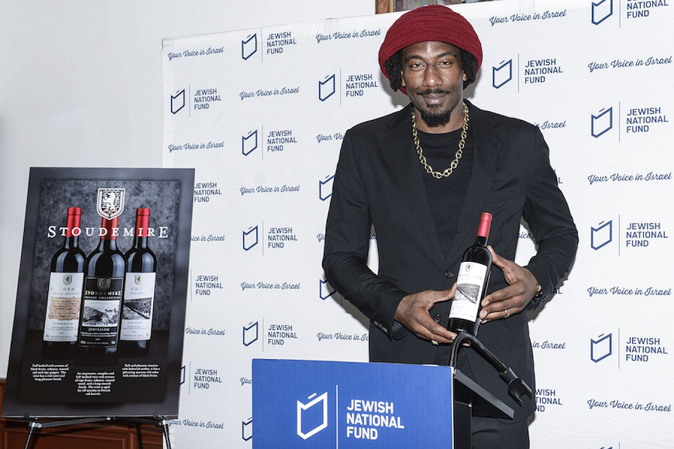 Former NBA star Amar’e Stoudemire showing off his new line of kosher-for-Passover Israeli wines. Credit: Jewish National Fund-USA.