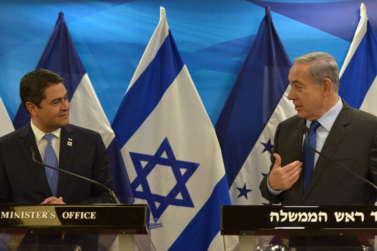 Israeli Prime Minister Benjamin Netanyahu speaks with Honduran President Juan Orlando Hernández in Jerusalem on Oct. 29, 2015. Photo by Kobi Gideon/GPO