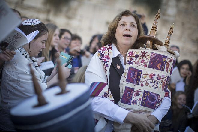 A group of American Conservative and Reform rabbis, and Women of the Wall members, hold Torah scrolls during a protest against the government’s failure to deliver a new prayer space at the Western Wall in Jerusalem, Nov. 2, 2016. Credit: Hadas Parush/Flash90.