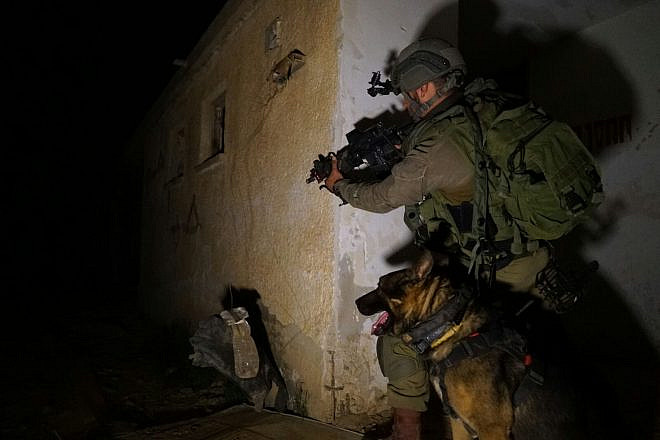 A member of the Givati infantry brigade trains in a simulated urban warfare scenario with his canine companion. Credit: IDF Spokesperson Unit.
