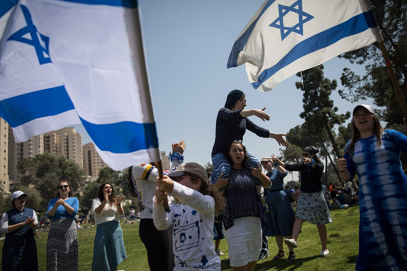 People watch the military air show during Israel's 70th Independence Day celebrations in Sacher Park in Jerusalem on April 19, 2018. Credit: Hadas Parush/Flash90