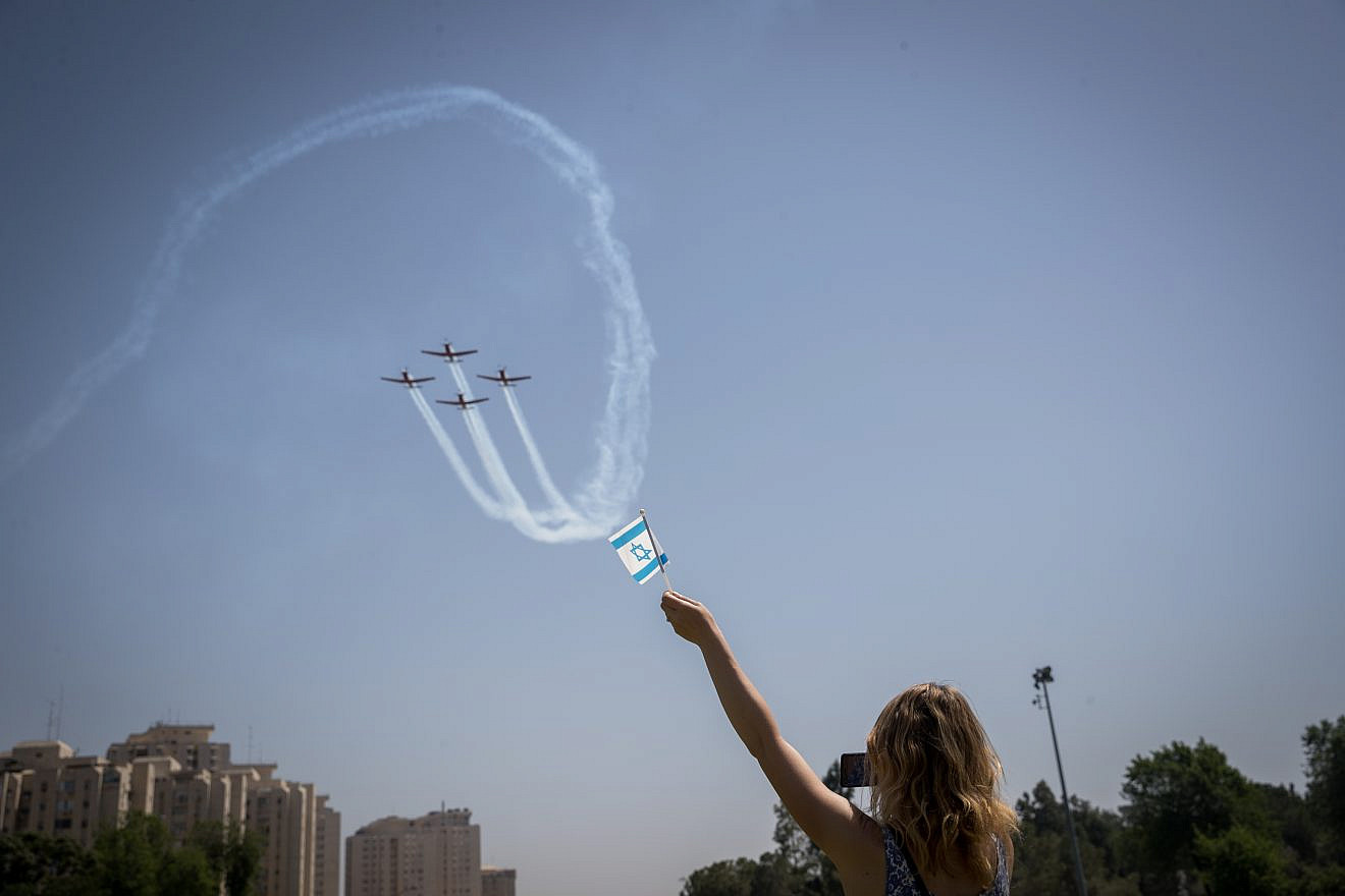 Watching the military airshow during Israel's 70th Independence Day celebrations in Jerusalem on April 19, 2018. Credit: Yonatan Sindel/Flash90.