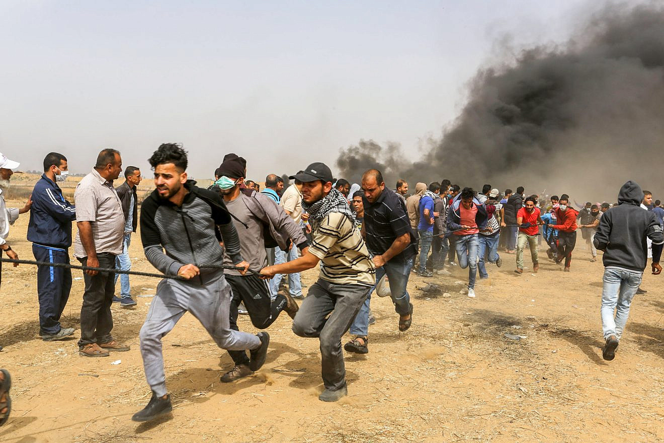 Palestinian protesters during clashes with Israeli security forces on the Gaza Israeli border east of Khan Yunis in the southern Gaza Strip on April 20, 2018. Credit: Abed Rahim Khatib/Flash90.