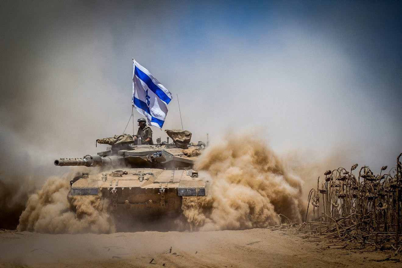 An Israeli Merkava tank pulls back from the Gaza Strip near the border with Israel, Aug. 3, 2014. Photo by Flash90.