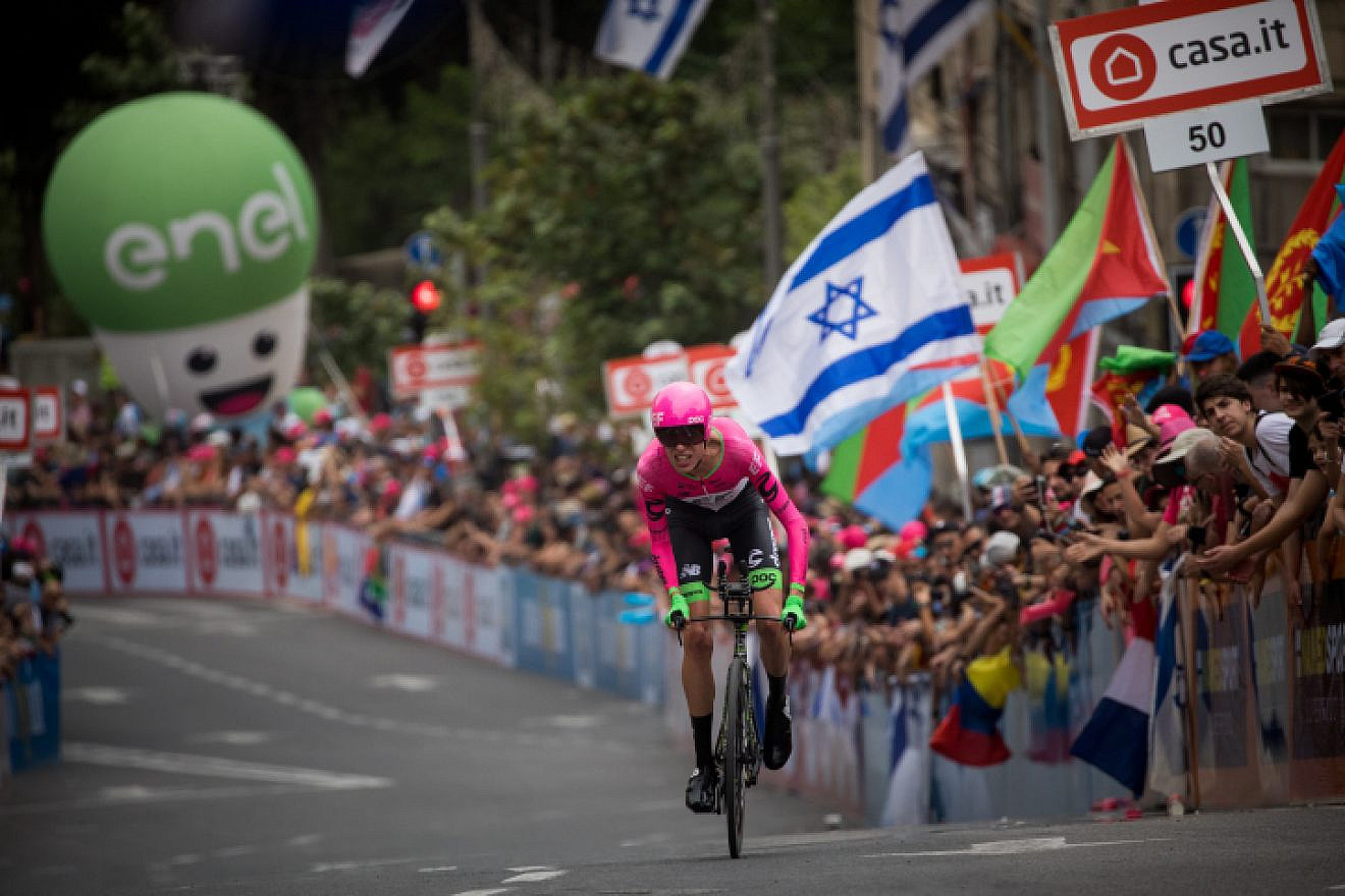 Hundreds of fans and supporters cheer the bicycle riders of the 101st Giro d'Italia, one of the most prestigious road-cycling races in the world, as they begin the race in Jerusalem on May 4, 2018. Photo by Yonatan Sindel/Flash90.