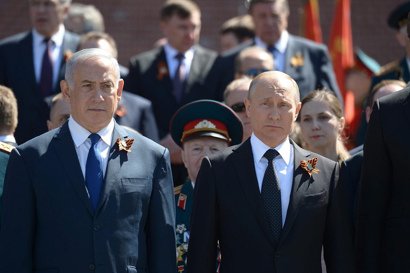 Israeli Prime Minister Benjamin Netanyahu, left, and Russian President Vladimir Putin seen during a wreath-laying ceremony at the Tomb of the Unknown Soldier in Moscow, on May 9, 2018. Credit: Amos Ben Gershom/GPO.