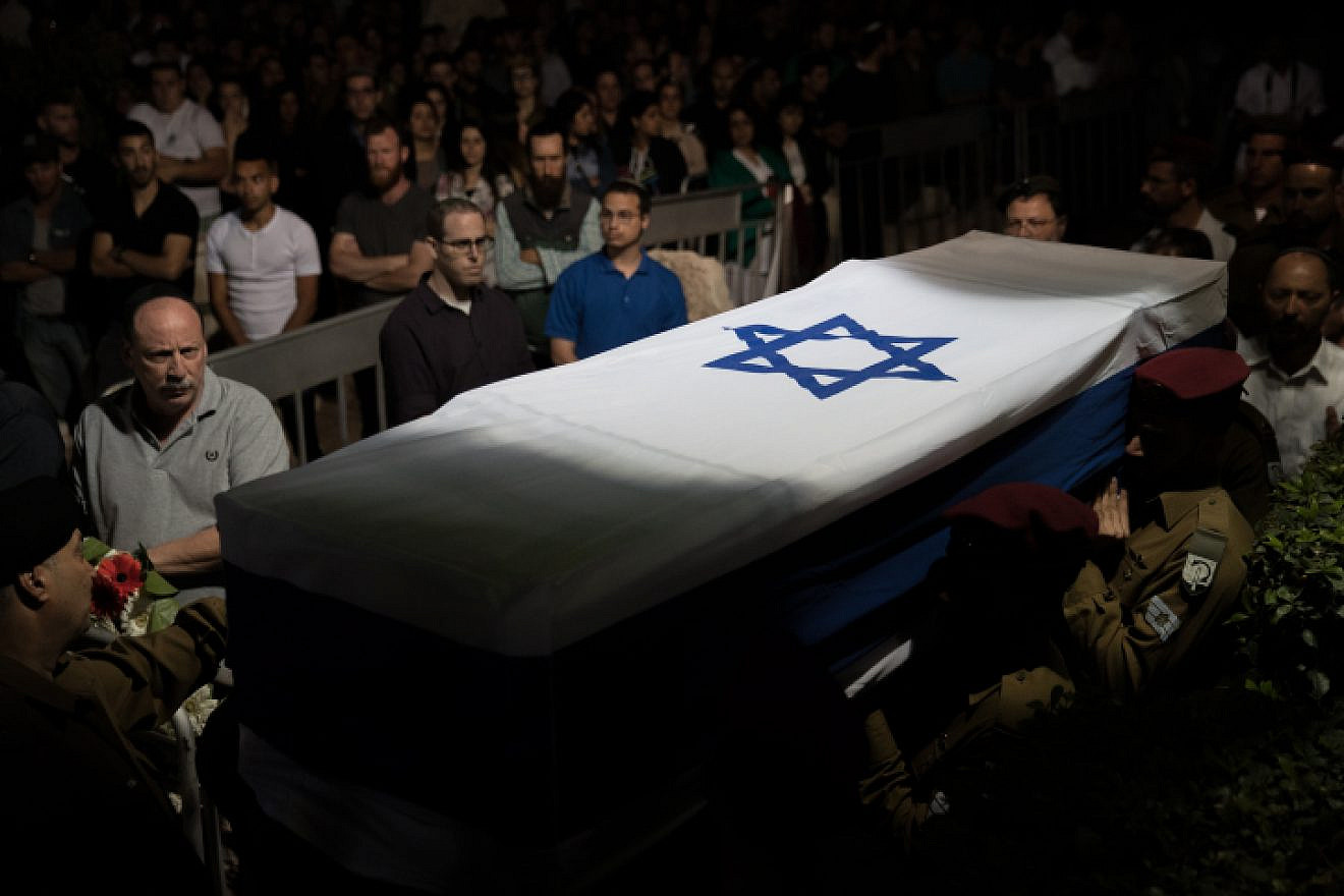 Israeli soldiers carry the coffin of fellow soldier Ronen Lubarsky, who was critically injured during an operation in the West Bank and later died from his wounds, during his funeral at the Mount Herzl Military Cemetery in Jerusalem on May 27, 2018. Photo by Yonatan Sindel/Flash90.