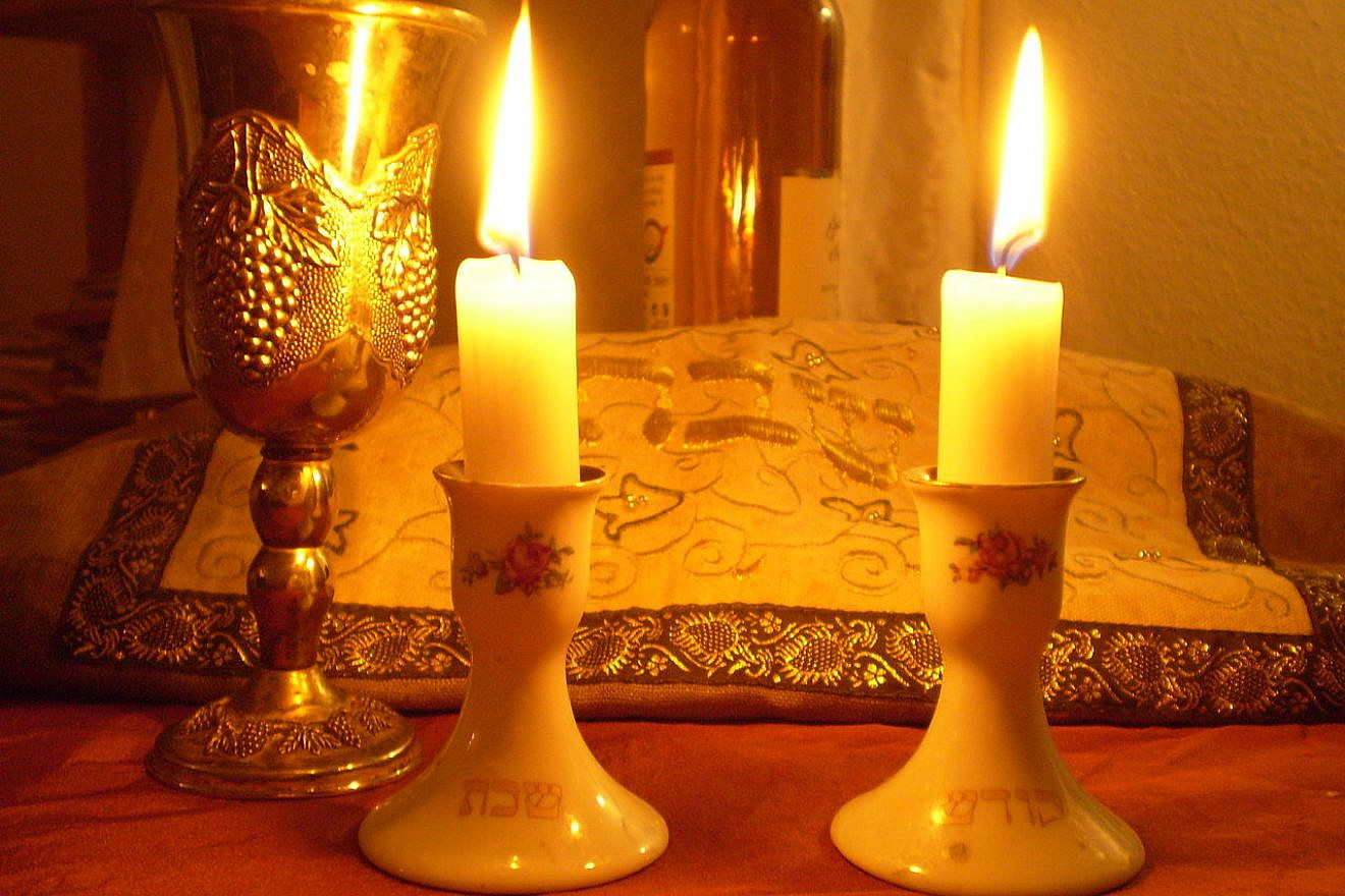 Candles, challah and a Kiddish cup for Shabbat. Credit: Wikimedia Commons.