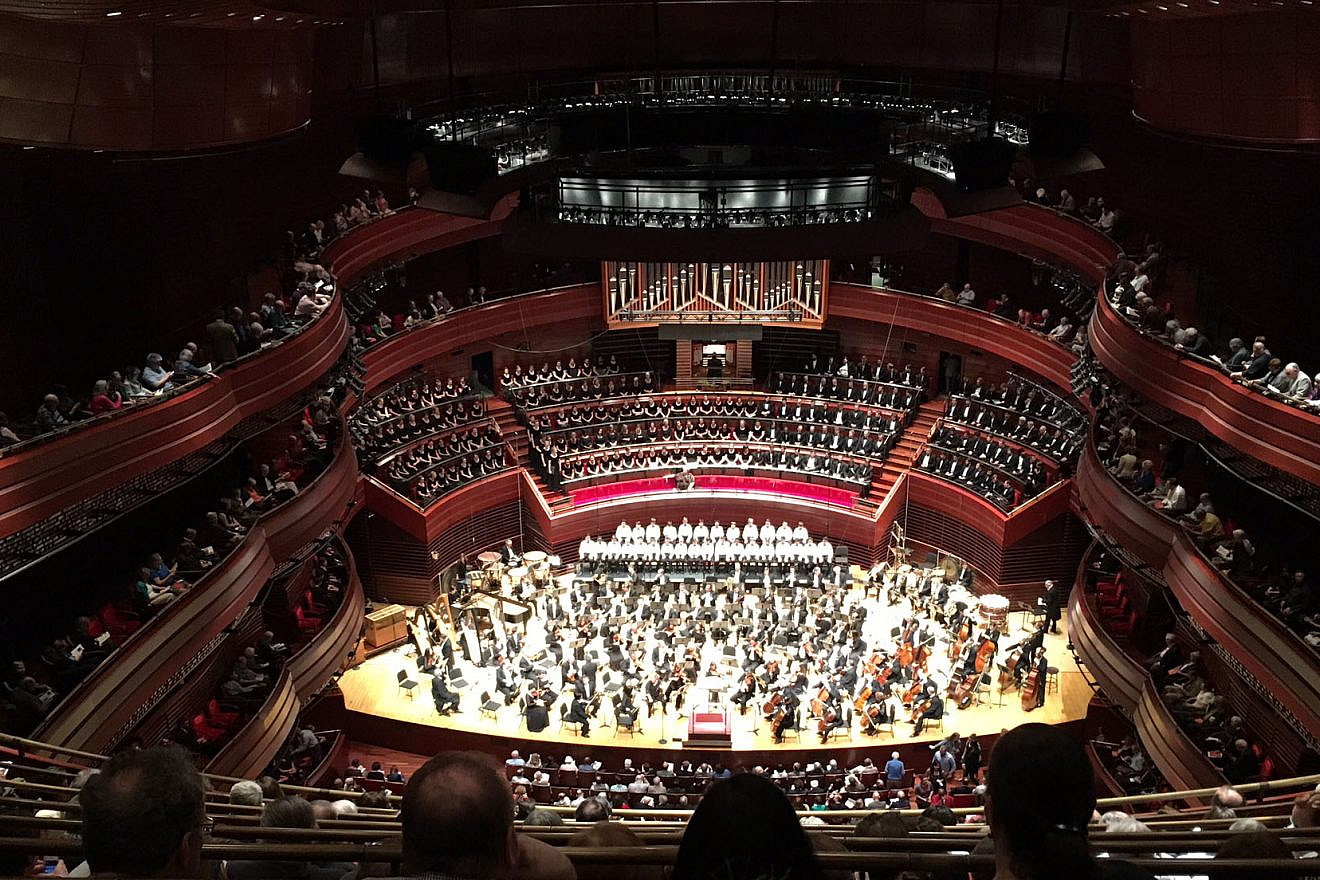 The Philadelphia Orchestra, conducted by Yannick Nézet-Séguin, prepares to perform Mahler’s 8th Symphony at Verizon Hall on March 10, 2016. Credit: Wikimedia Commons.